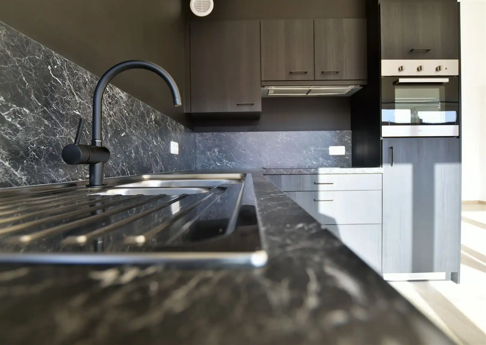 Prachtig dakappartement met terras, gelegen in het hartje van Sint-Gillis-Dendermonde. foto 6