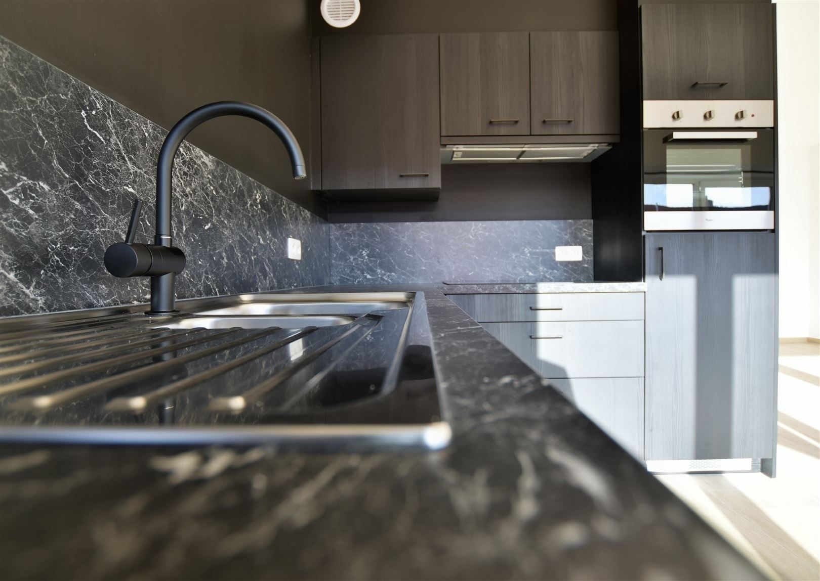 Prachtig dakappartement met terras, gelegen in het hartje van Sint-Gillis-Dendermonde. foto 6