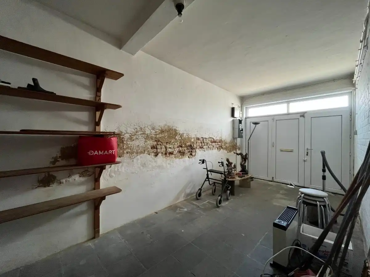 Rumbeke - Te renoveren woning met tuin, garage en uitweg achteraan foto 15