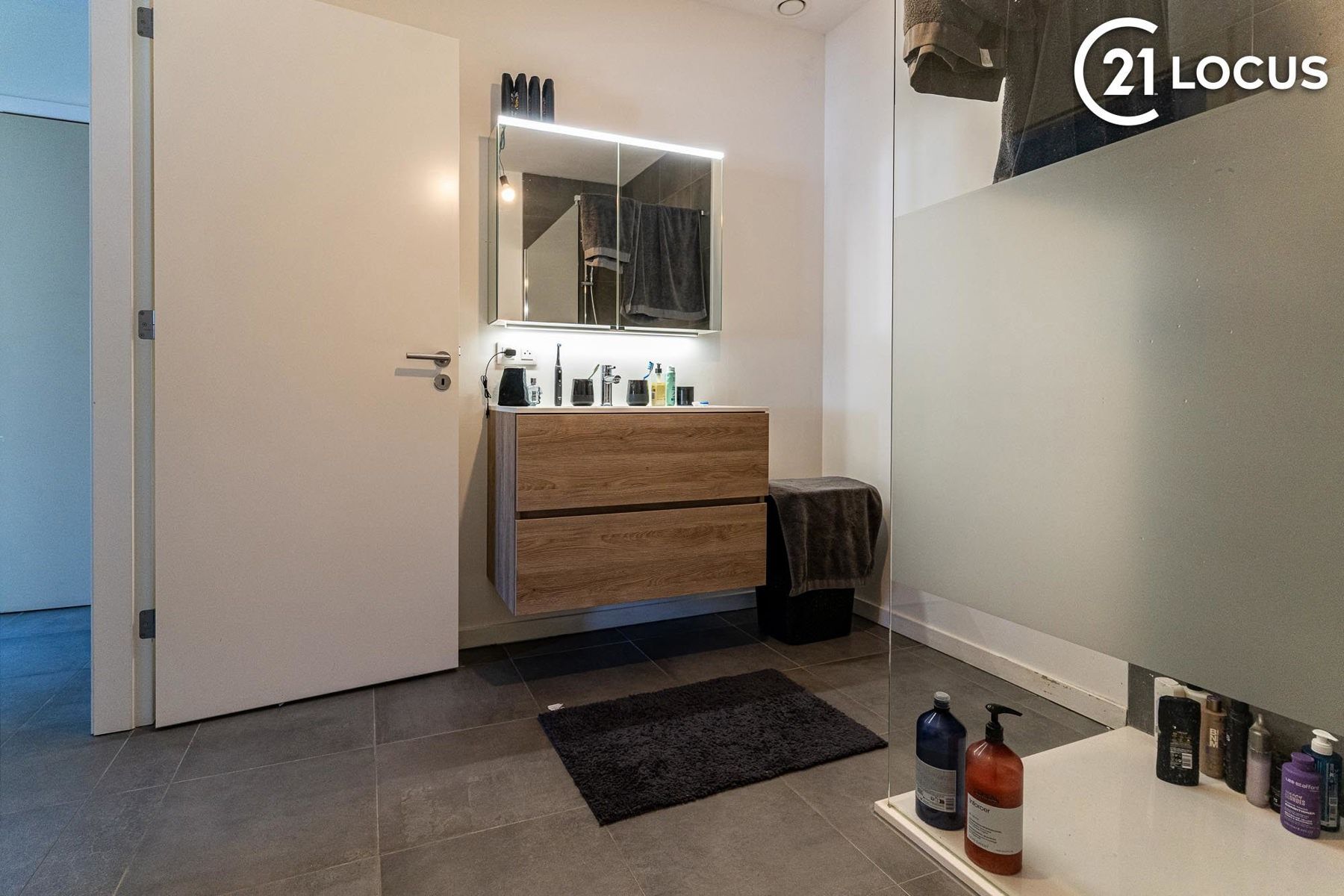 Comfortabel 2-slpk app. met terras & parking in Melsele foto 12