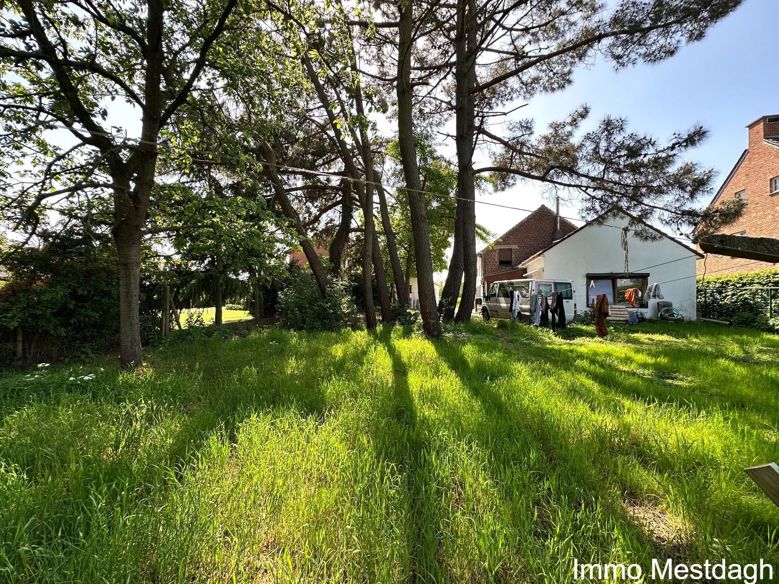 Hoofdfoto van de publicatie: Ruime woning en tuinberging met potentieel in het landelijke Geetbets.