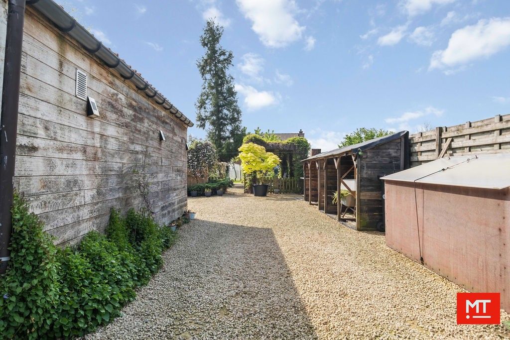 Te renoveren woning met 4 slpk, garage, zonnige tuin en uitweg in Dikkebus foto 2