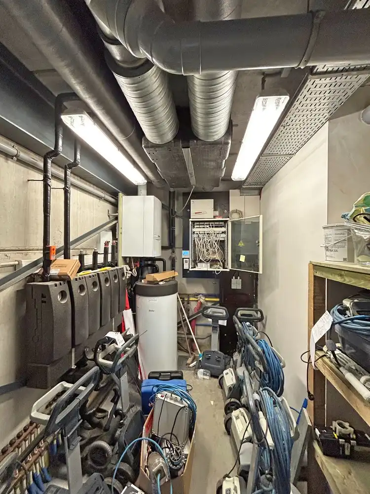 Modern en lichtrijk handelspand/kantoor met magazijn (300m²) te huur in Wijnegem! foto 10