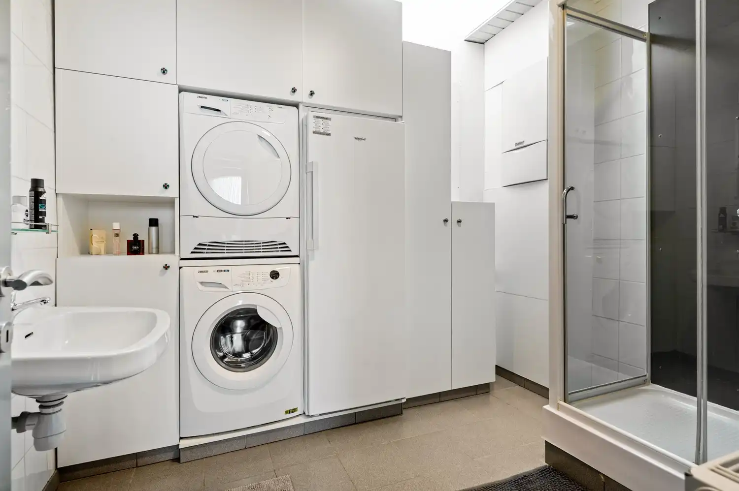 Ruime woning met 3 tot 4 slaapkamers en 3 autostaanplaatsen in een rustige straat foto 7