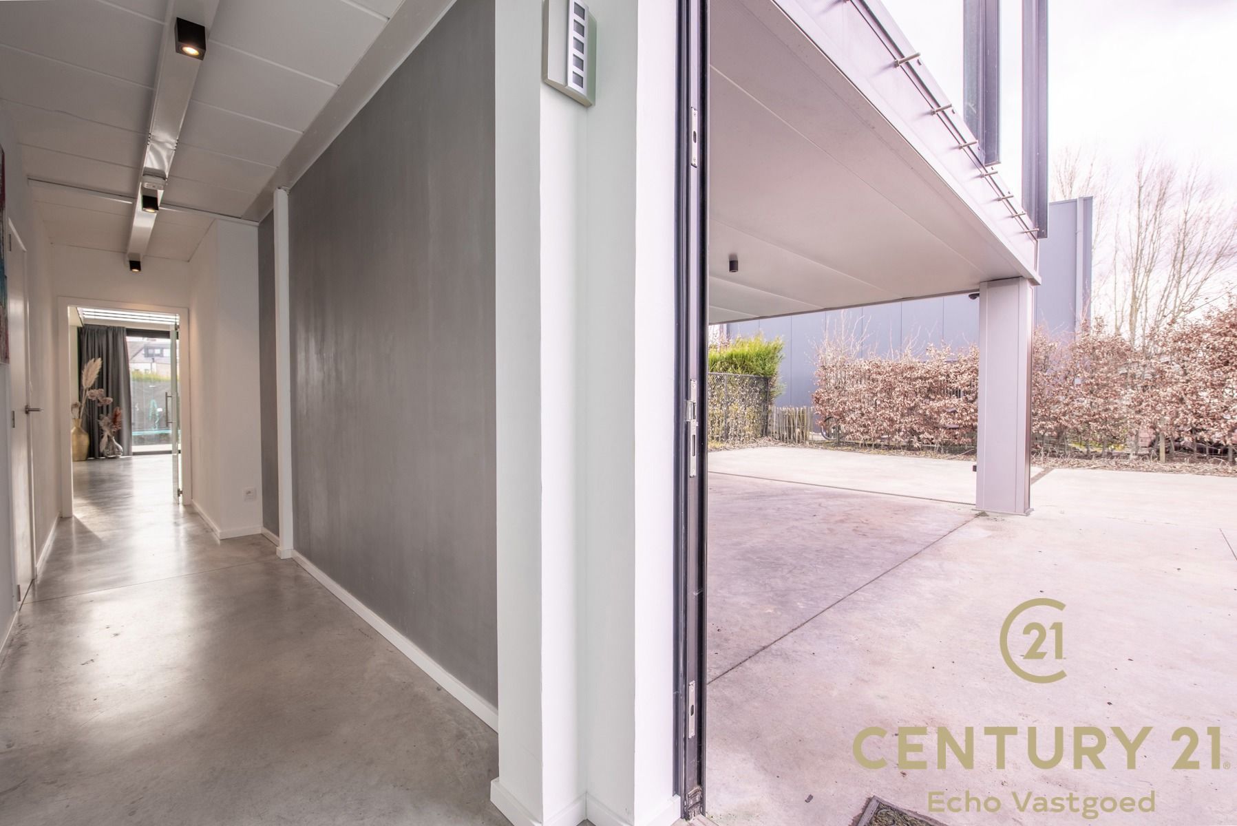 Unieke energiezuinige Loft-Stijl villa aan het water foto 4