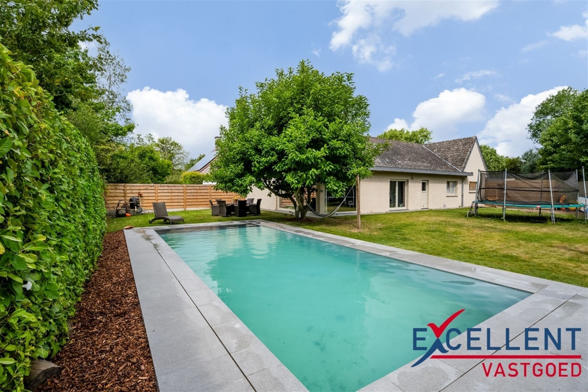 Gerenoveerde villa met uitbreidingspotentieel in De Pinte foto {{pictureIndex}}