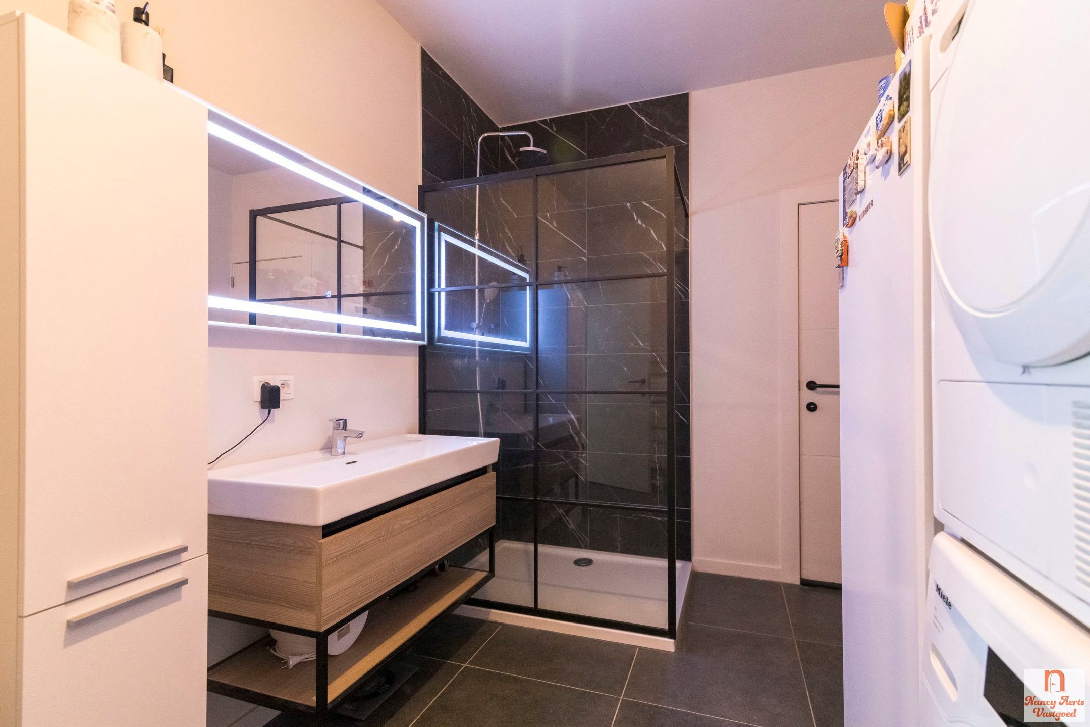 Volledig gerenoveerde woning met bijbouw en grote tuin foto 25