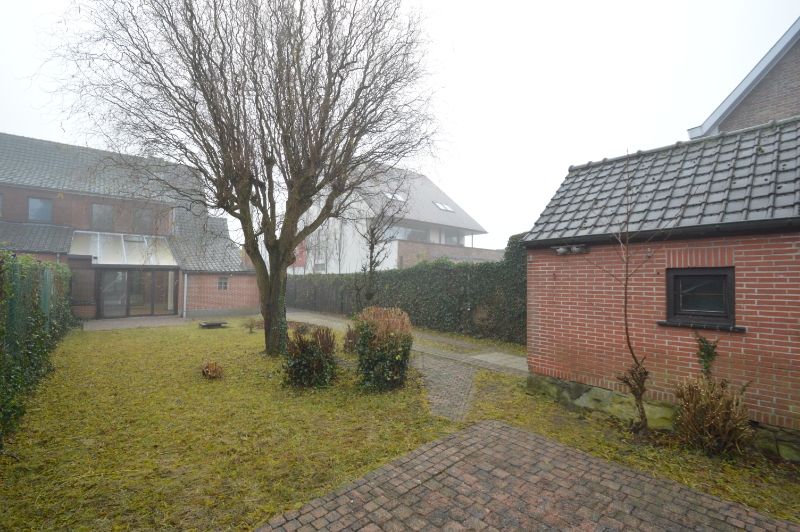 Leuke instapklare half-open bebouwing met tuin & garage foto {{pictureIndex}}