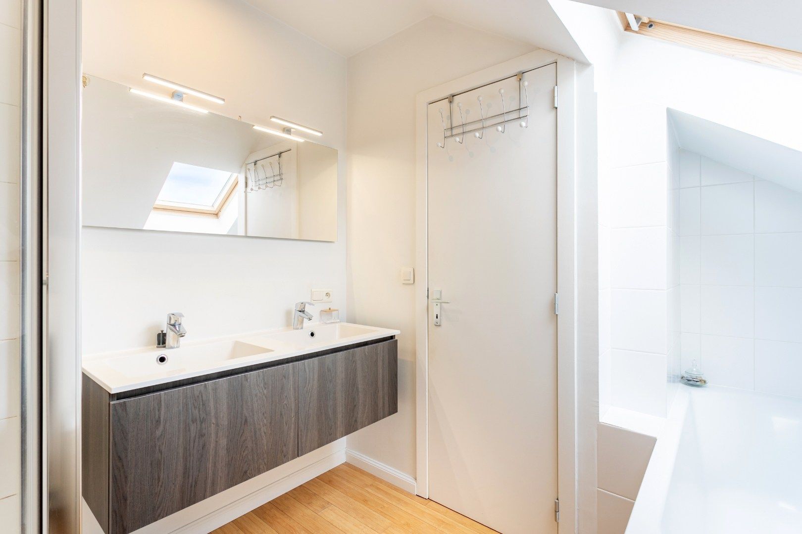 Gerenoveerd appartement met 3 slaapkamers, 2 autostaanplaatsen en zonder gemeenschappelijke lasten foto 13
