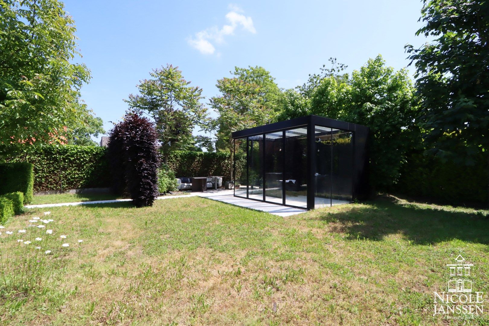 Ruime en speels ingedeelde woning met bijzondere architectuur en praktijkruimte foto 31