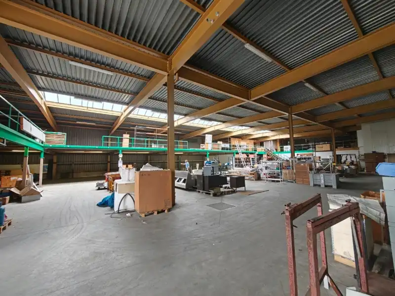 Magazijn met kantoren en ruime buitenopslag langs de A12 foto 9