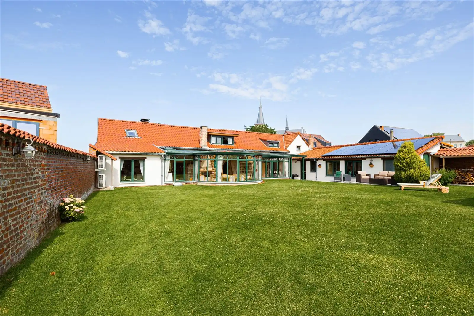 Gerenoveerde ruime fermette met garage en tuin op 9are66 foto {{pictureIndex}}