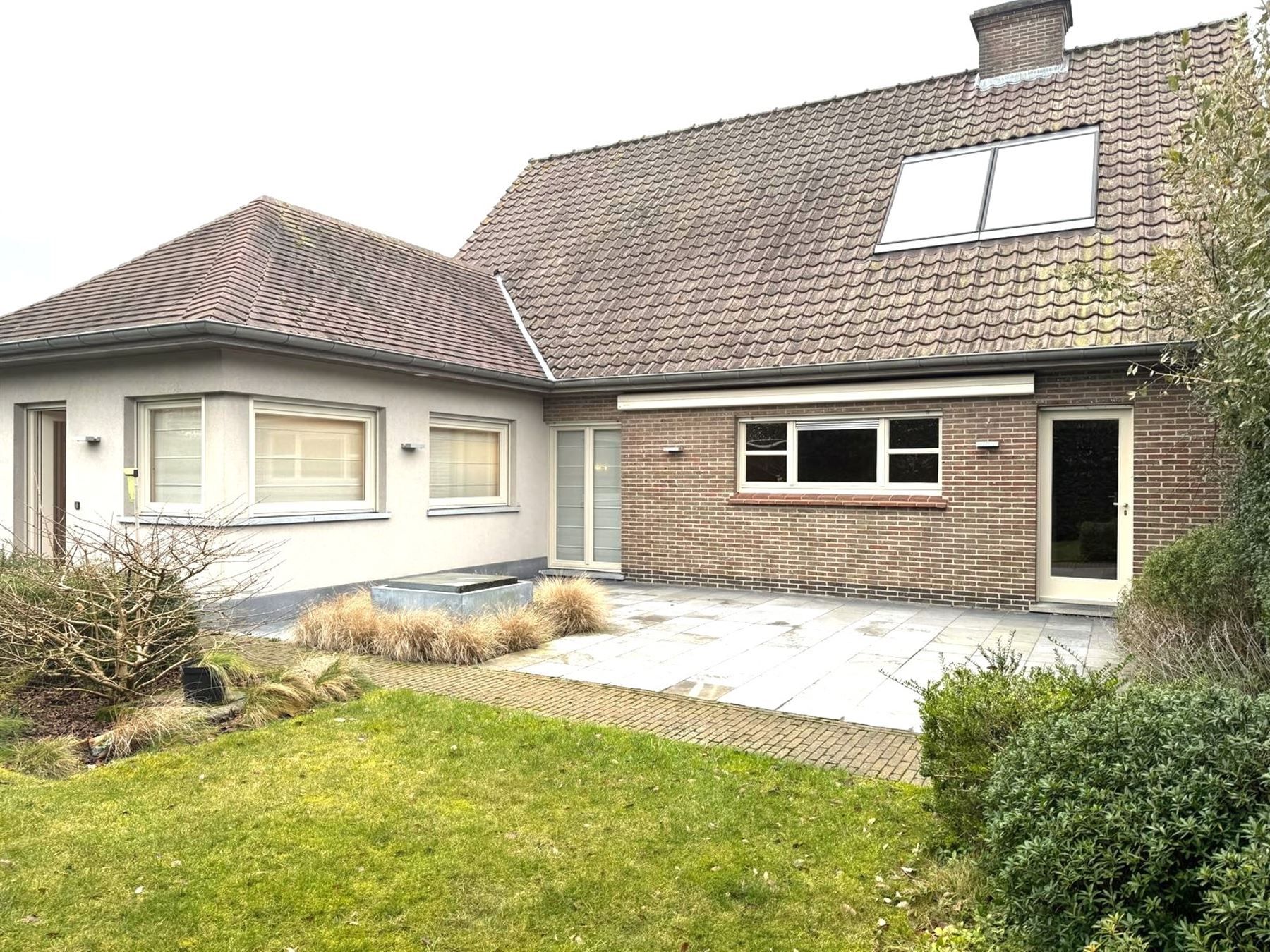 Instapklare woning in het centrum van Ingooigem met apart bureau foto 2