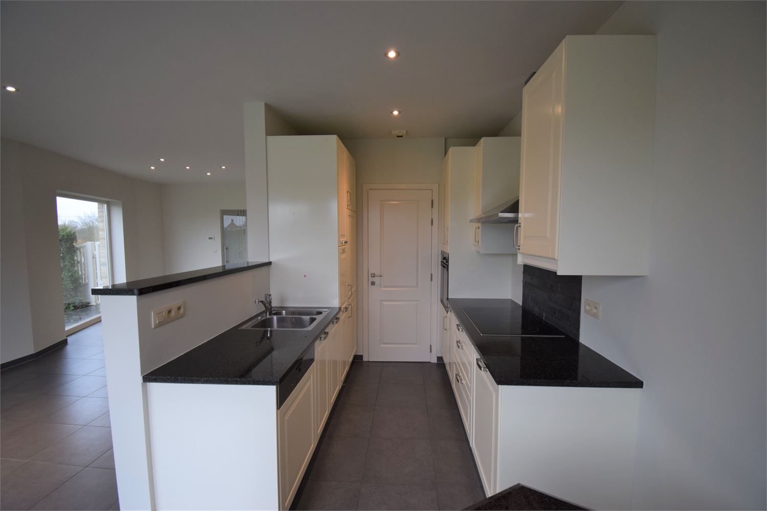 Halfopen bebouwing met drie slaapkamers, garage en tuin foto 5