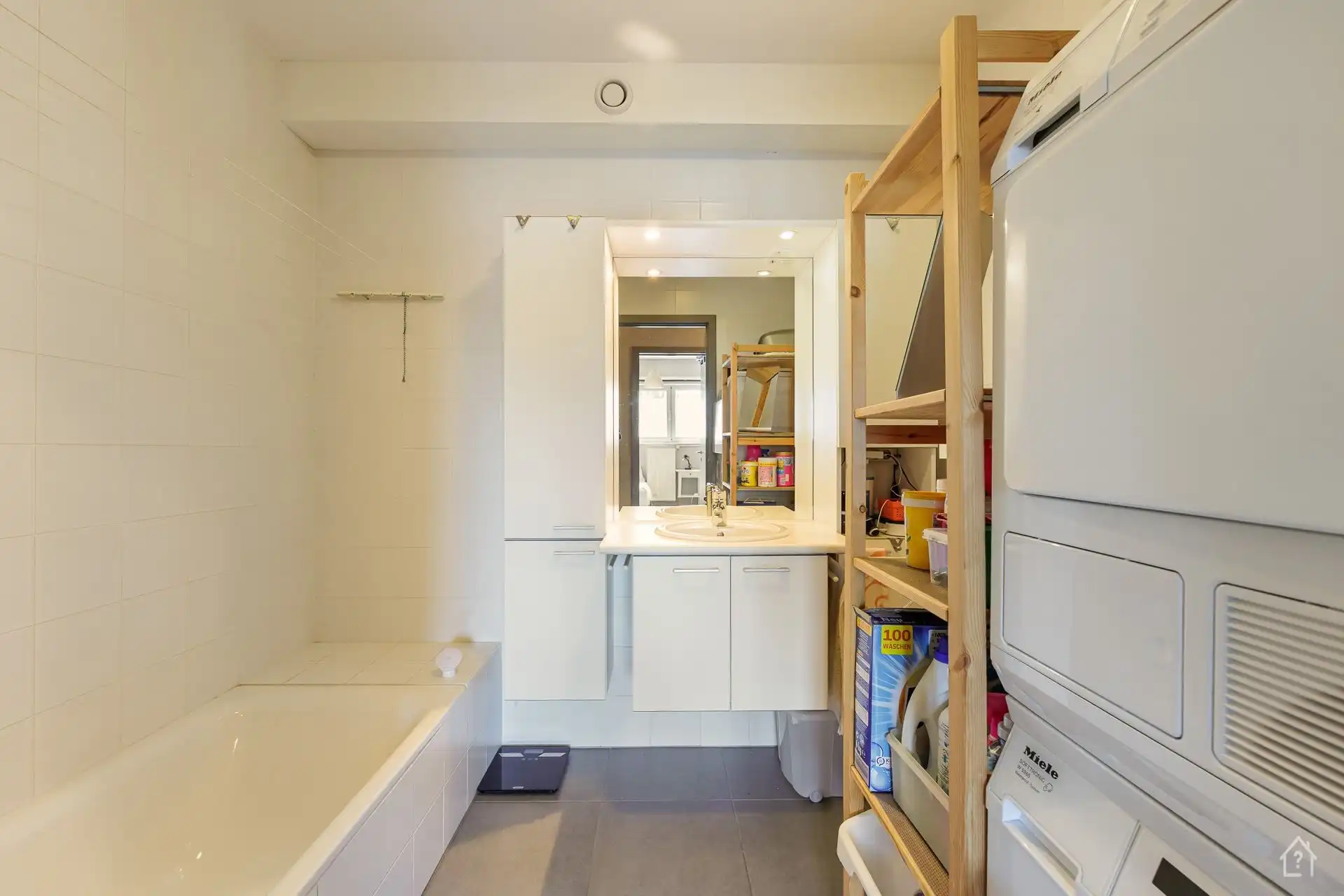 Gelijkvloers 3 Slaapkamer Appartement met parkeerplaats foto 15