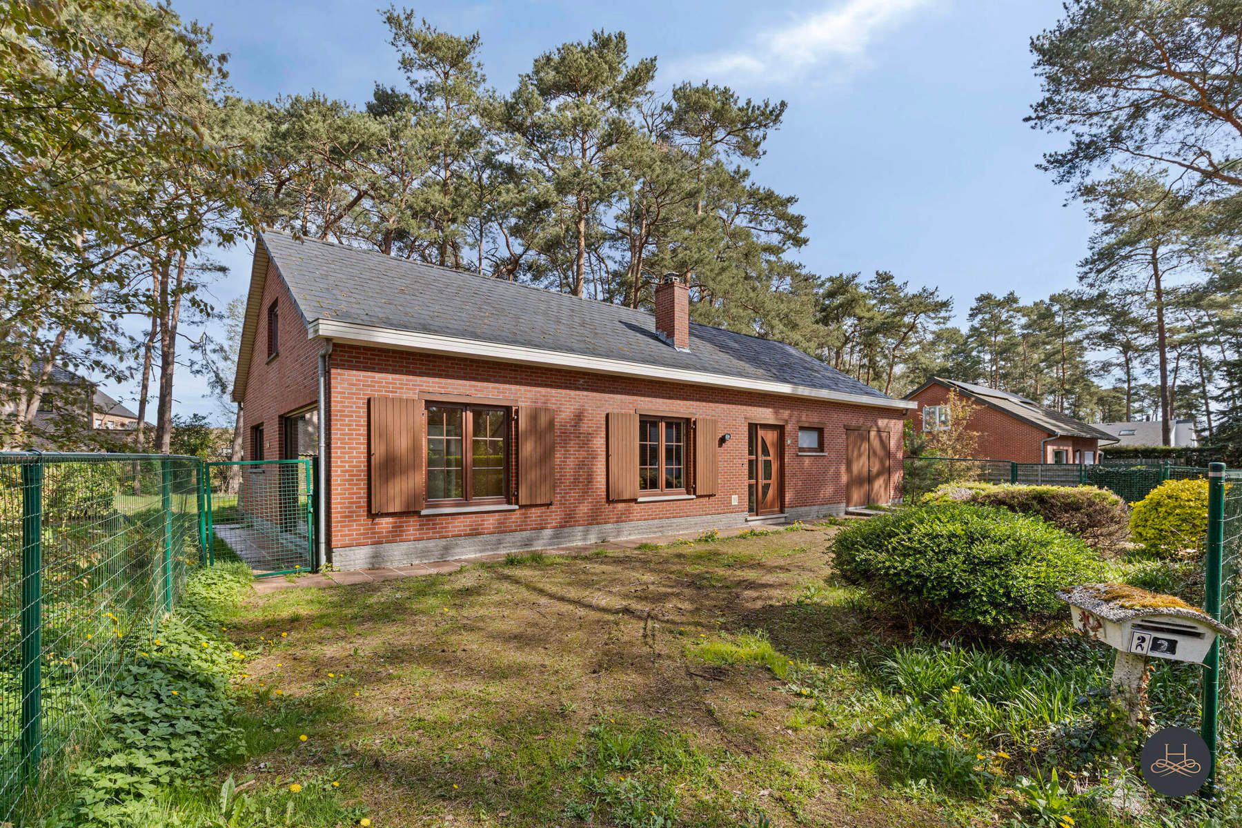 Hoofdfoto van de publicatie: In het groen gelegen openstaande en te renoveren woning 