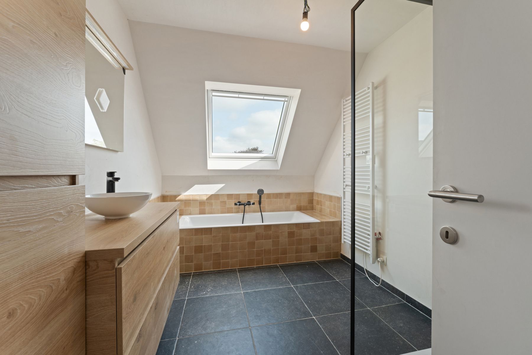 Landelijke, halfopen woning foto 12