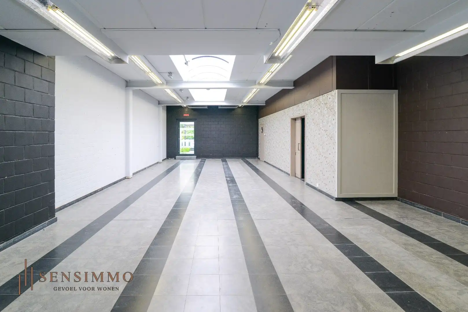 Ruim handelspand in Genk met privé parking  foto {{pictureIndex}}