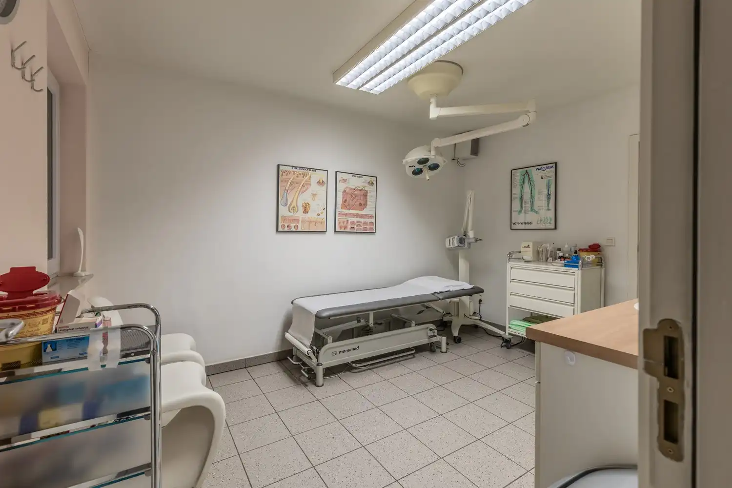 Appartement met drie slaapkamers, momenteel ingericht als dokterspraktijk in Maasmechelen. foto 19