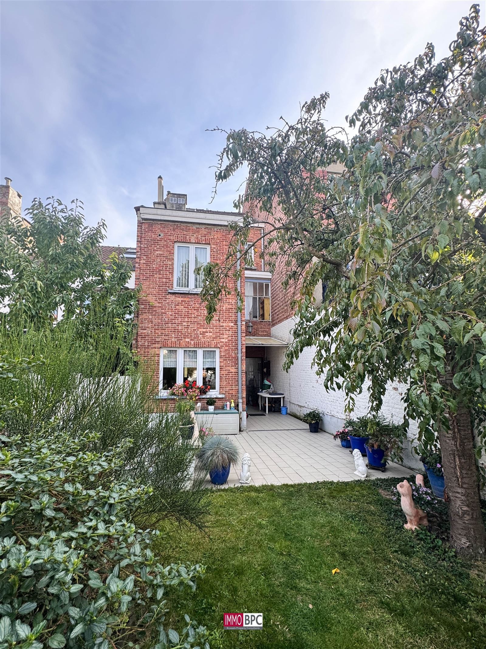 Charmante opbrengsteigendom of meergezinswoning met tuin, terrassen en garage in rustige straat van Anderlecht foto 3
