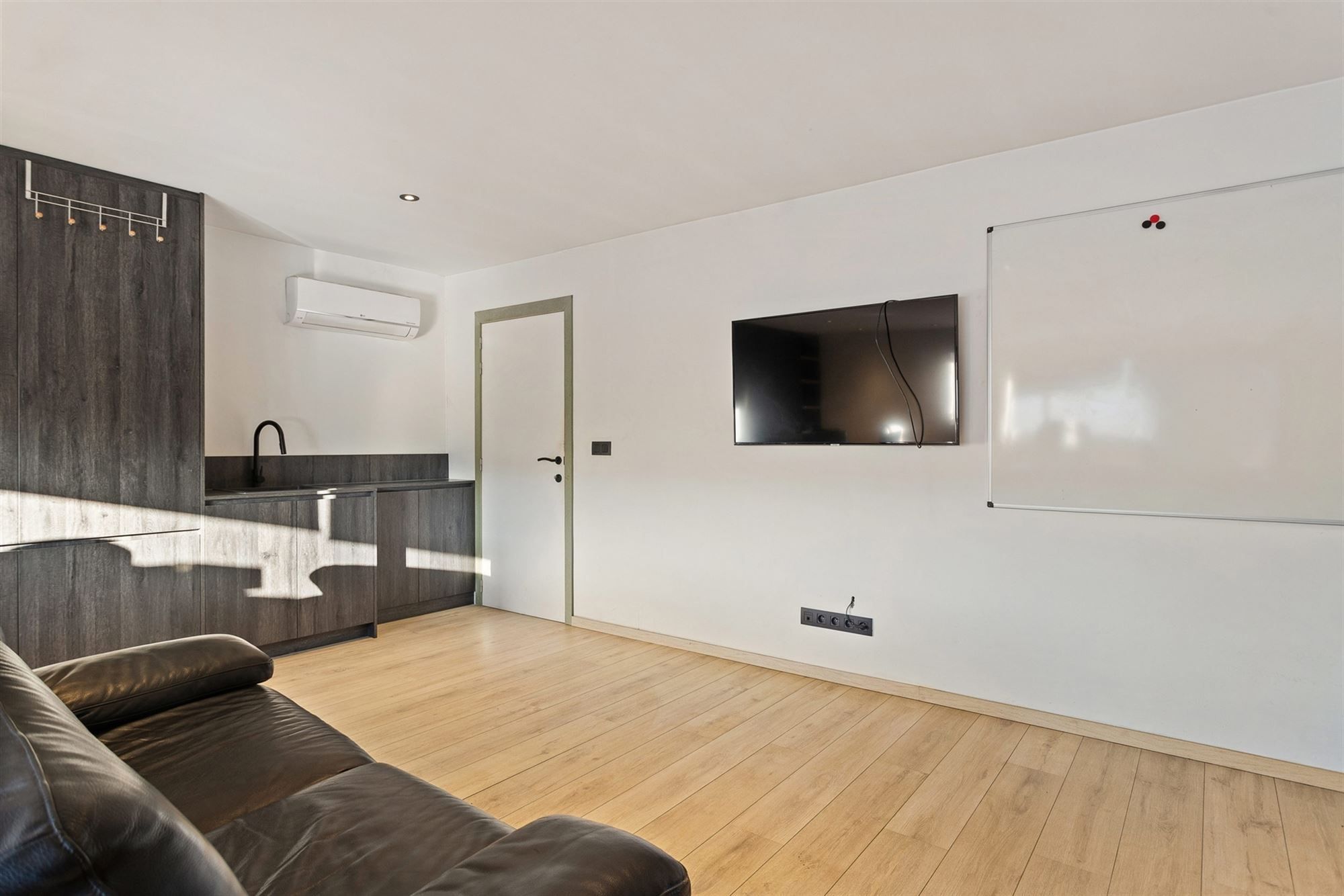 KMO-UNIT VAN 207 M2 MET BUREEL VAN 35M2 OP UITERST CENTRALE EN SNEL TOEGANKELIJKE LOCATIE TE HAM foto 17