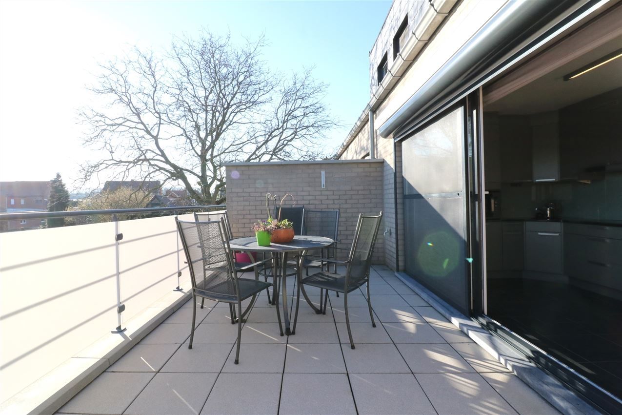 Centraal, doch rustig gelegen duplex met 2 slpk. en afgesloten garage foto 9