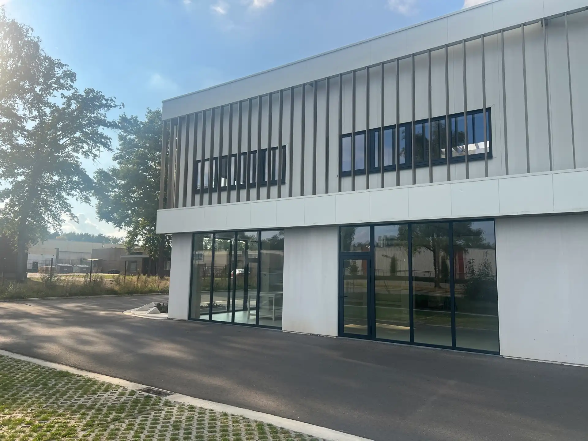 MODERNE KMO-UNIT MET SHOWROOM/KANTOOR IN GENK foto 17