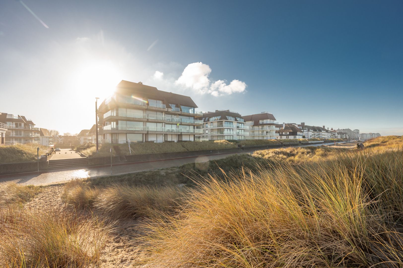 Instapklaar appartement op de wandeldijk in het Zoute foto {{pictureIndex}}