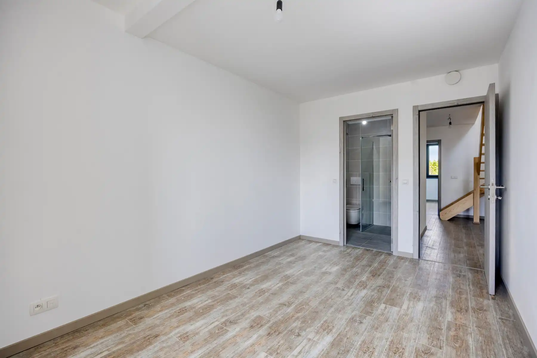 Nieuwbouw triplex met 4 slaap- en badkamers, tuin en parking foto 19
