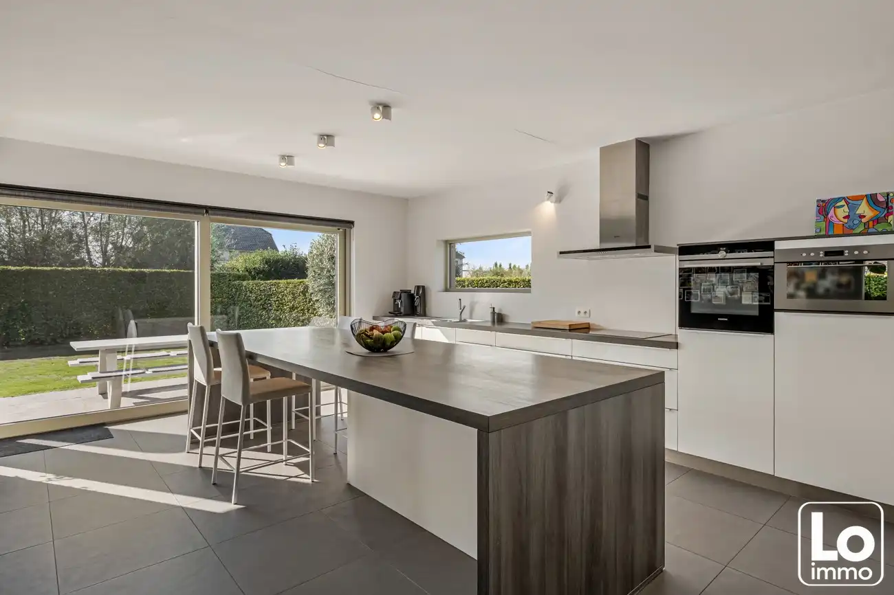 Instap klare moderne open villa met dubbele inpandige garage en een gezellige tuin op een toplocatie nabij het centrum van Lochristi! foto 31