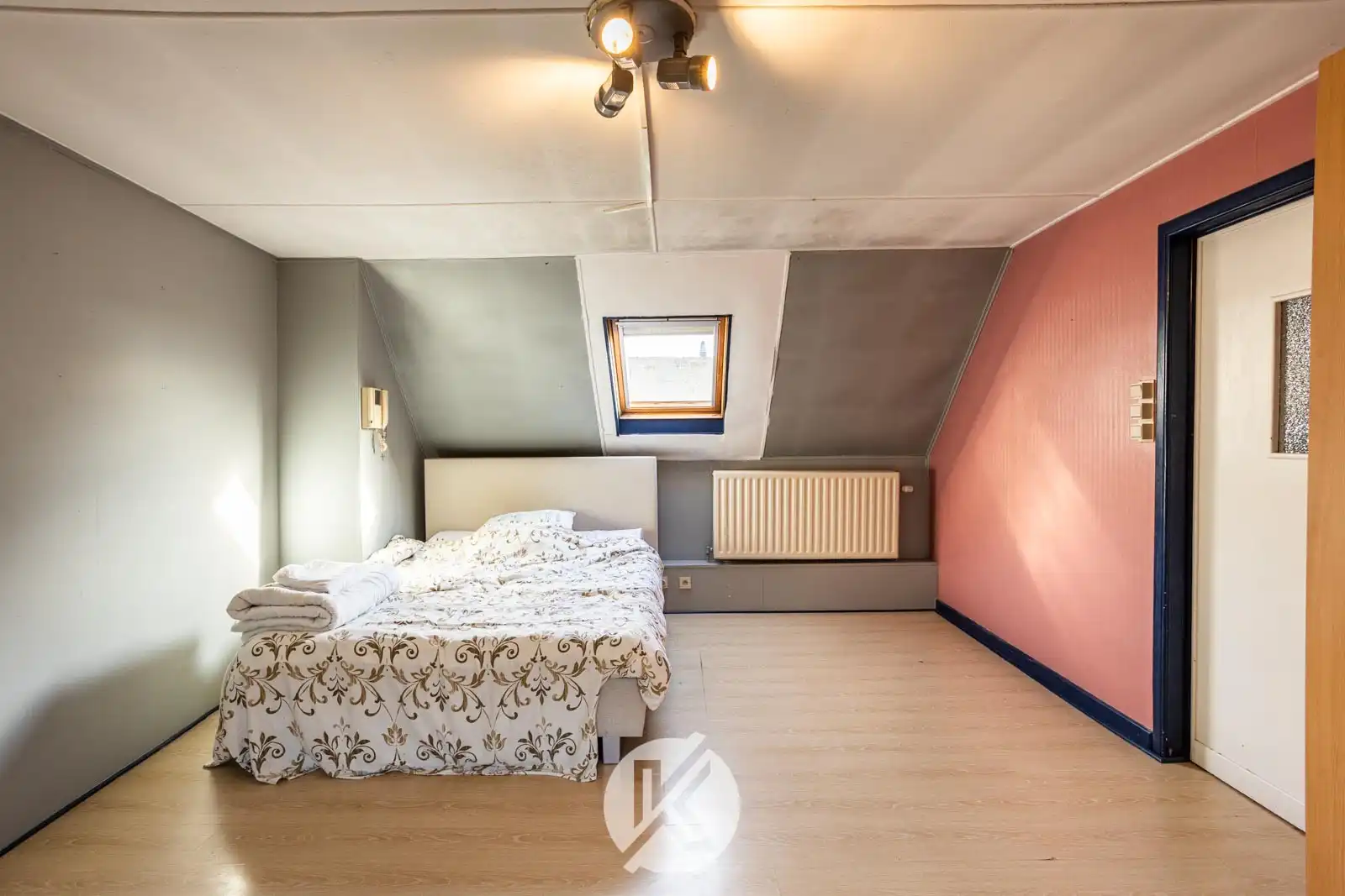 Ruime woning met polyvalente bijgebouwen foto 16