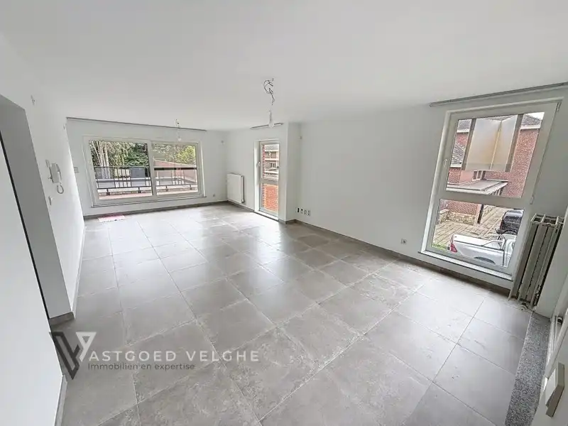 Centraal gelegen duplex appartement met 3 slaapkamers, 2 terrassen en private tuin ! foto 2