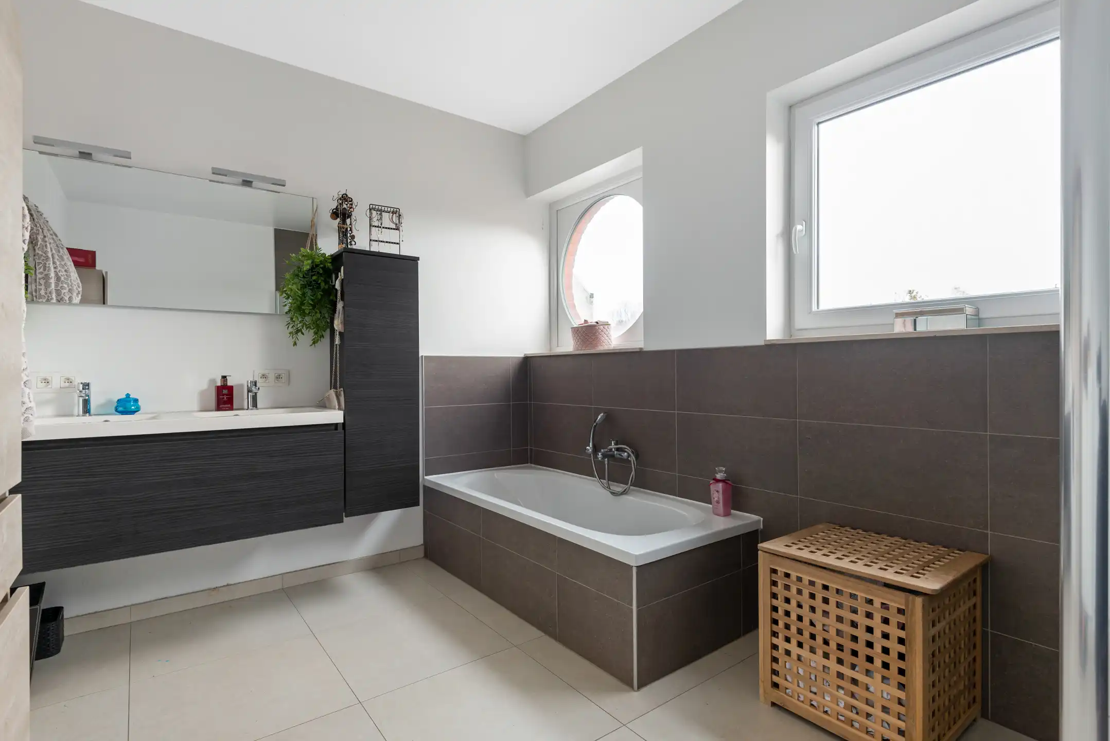 Recente woning met drie slaapkamers, tuintje en staanplaats foto 16