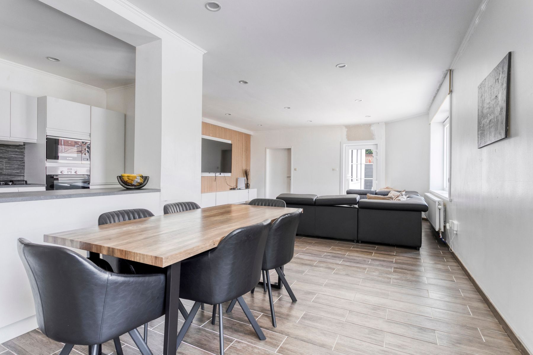 Ruime kloeke gerenoveerde woning met garage !!!! foto 2