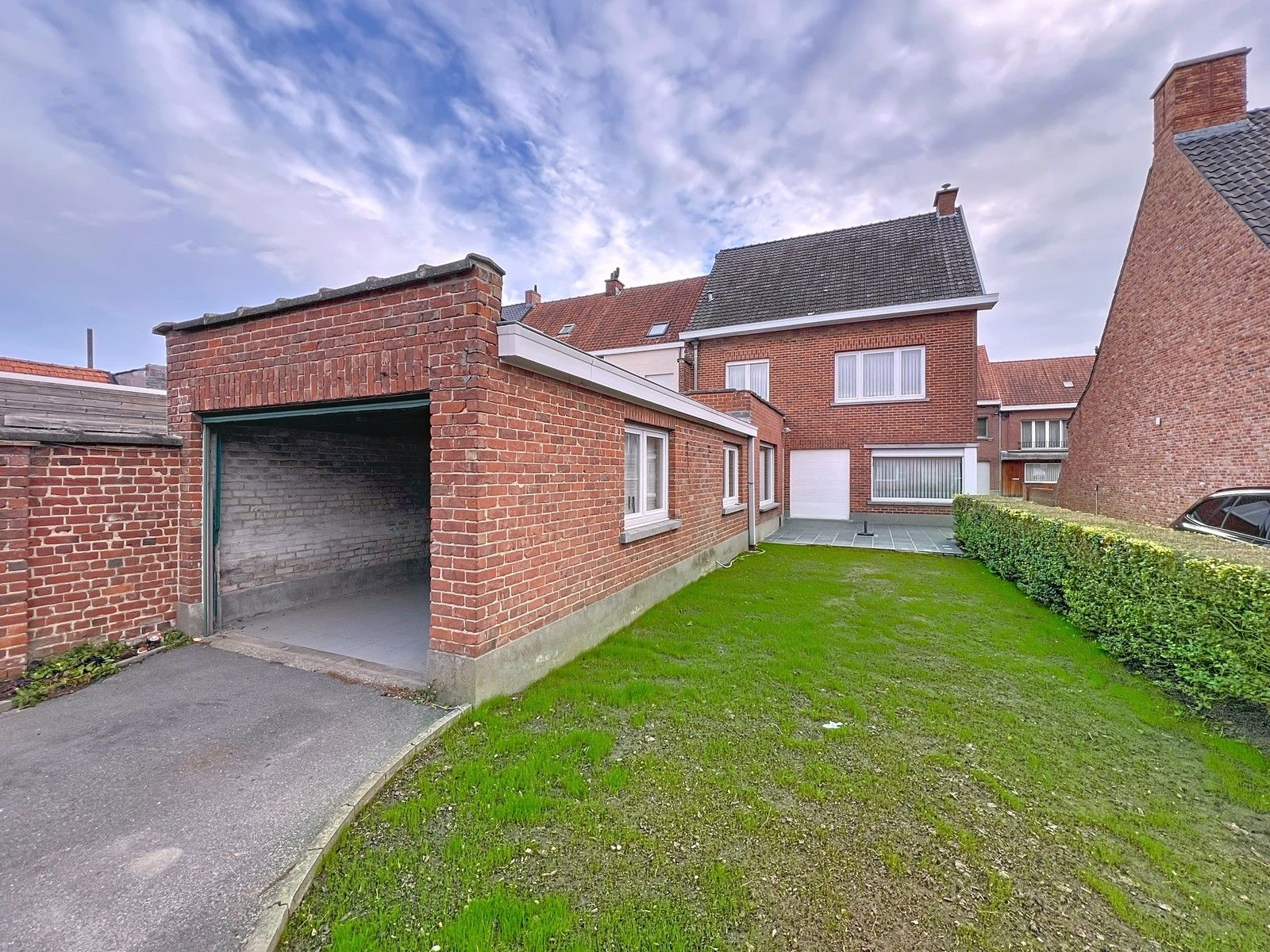 Ruime gezinswoning met garage + magazijn van 260m² en zonnige tuin in hartje Izegem. foto 18
