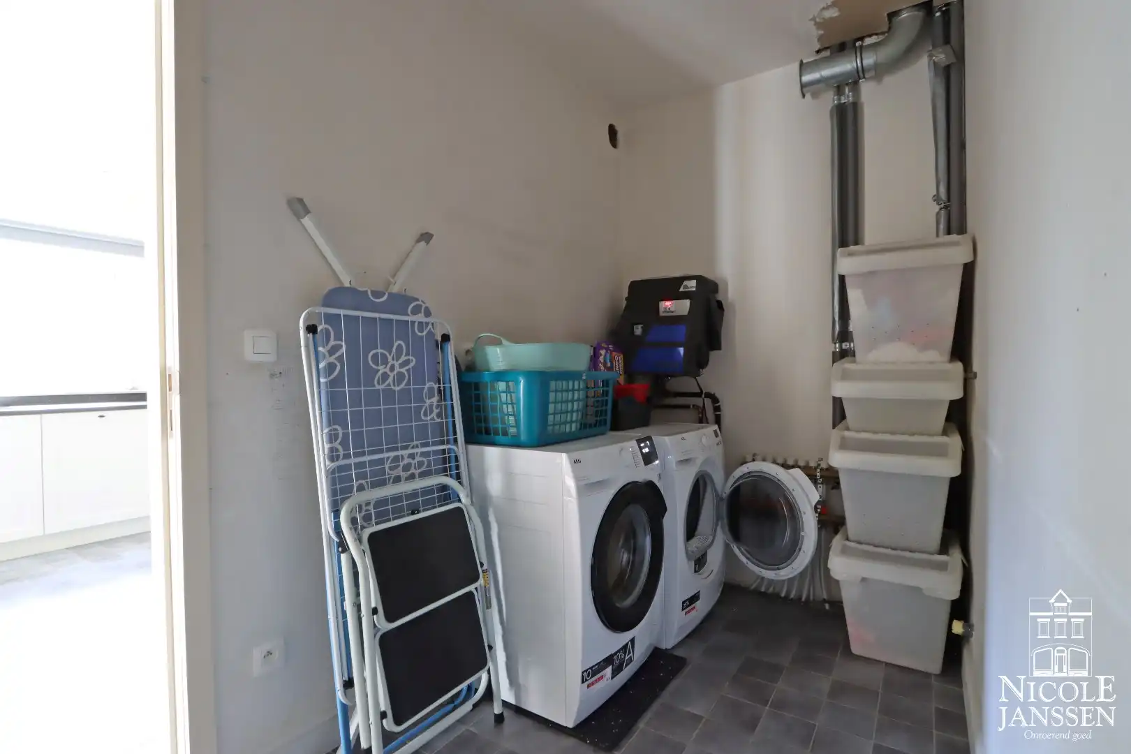 Instapklare halfvrijstaande gezinswoning met diepe tuin en ruime carport foto 11