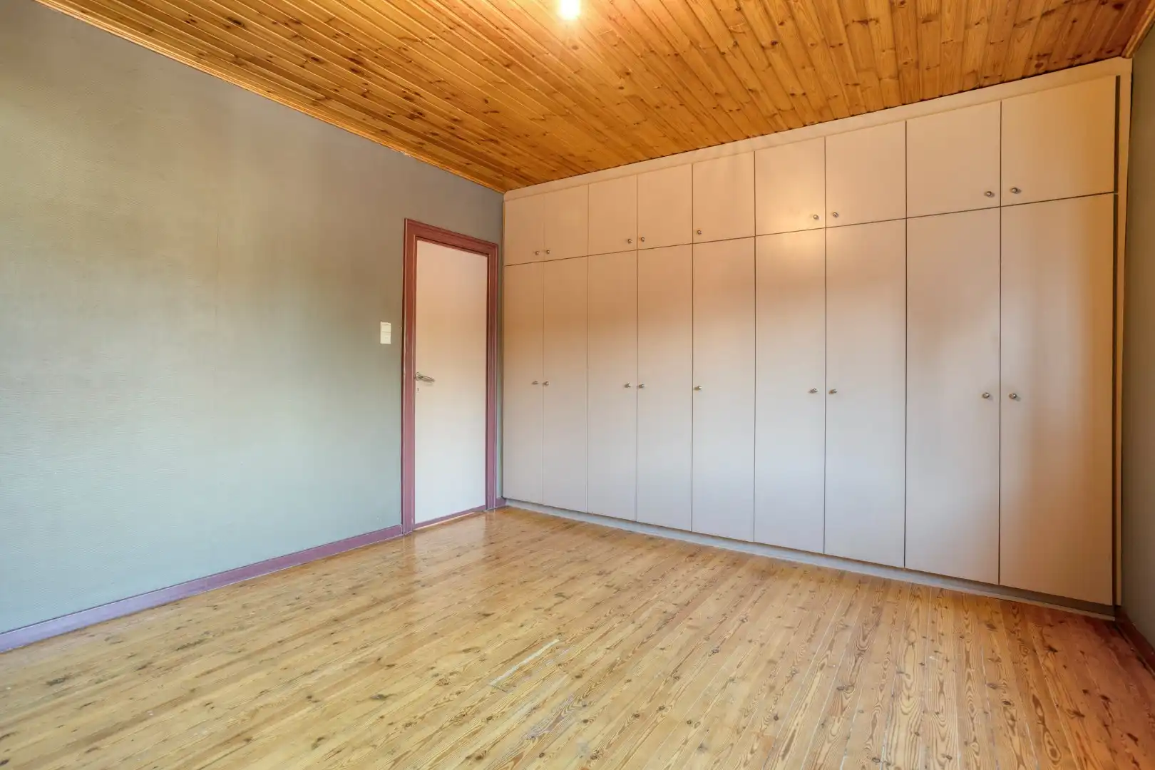 Verzorgde woning met diepe tuin, carport en uitweg achteraan! foto 12