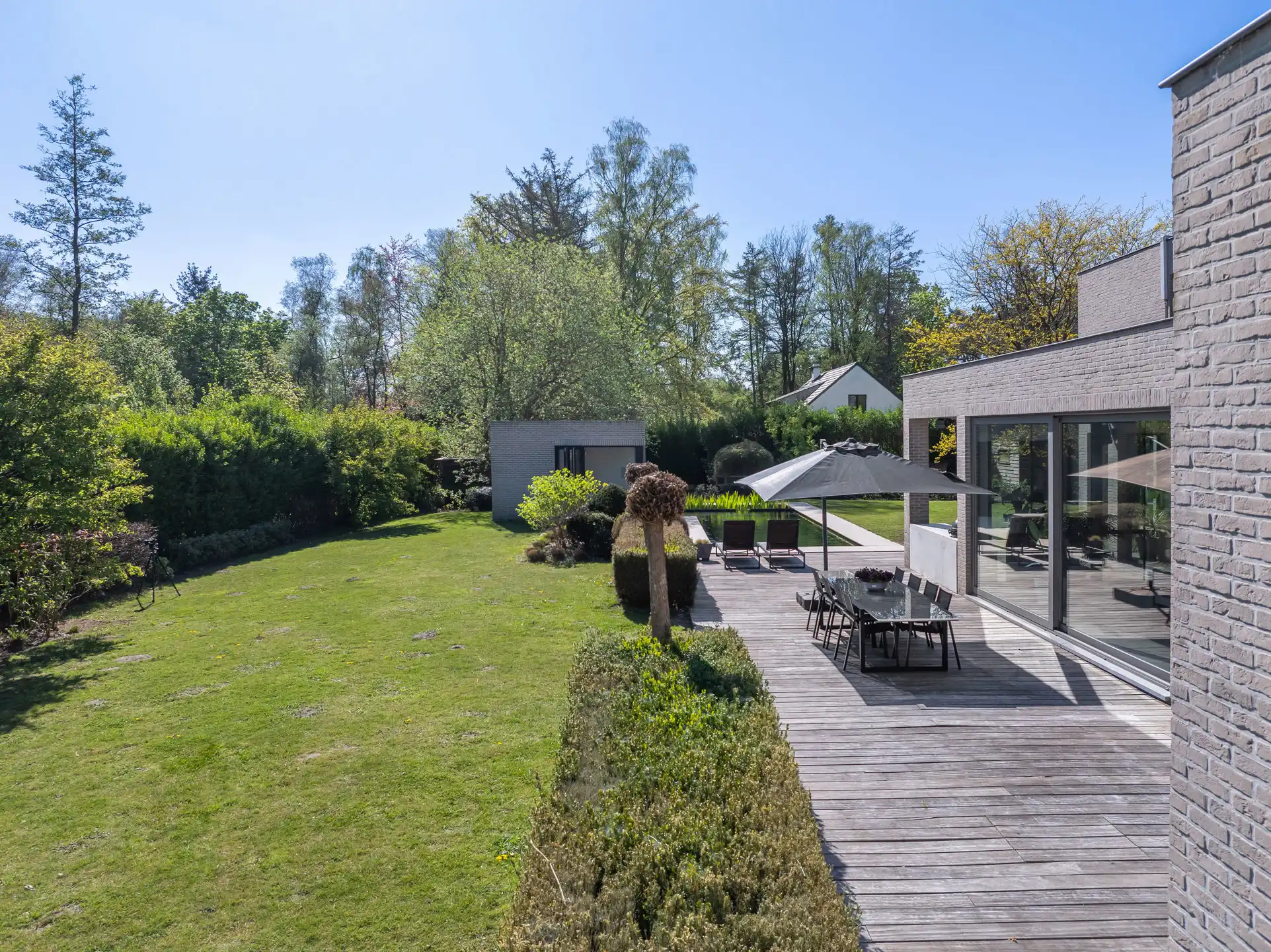 Luxueuze moderne villa met zwemvijver en prachtig poolhouse foto 19