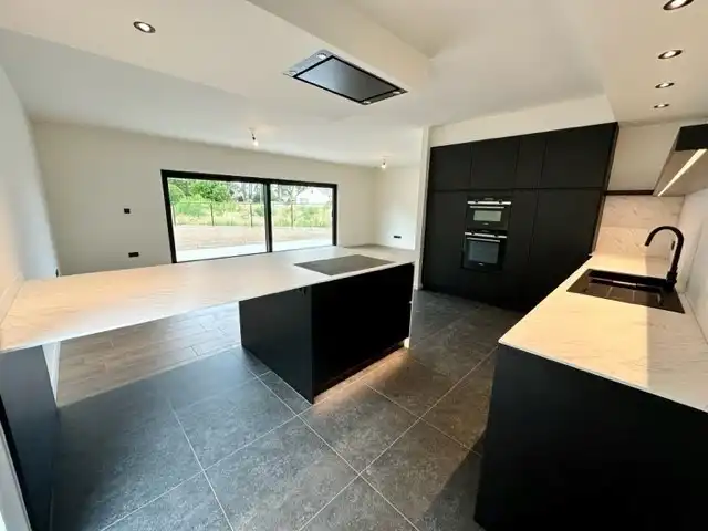 Comfortabele, hoog afgewerkte en energiezuinige nieuwbouwwoning gelegen in een rustige omgeving in Neeroeteren.  foto 10