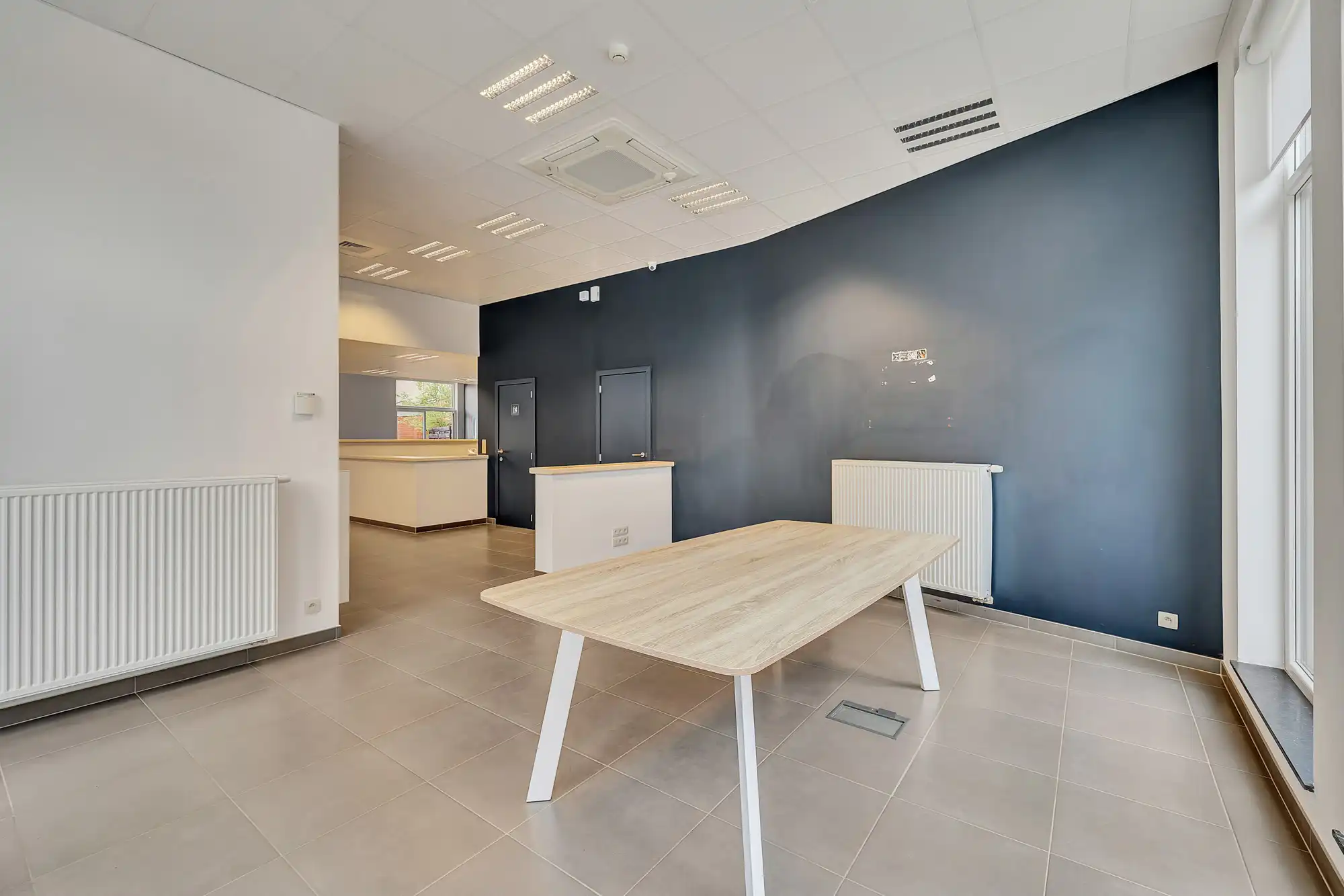 Instapklaar commercieël gelijkvloers met parking in Aalst foto 11