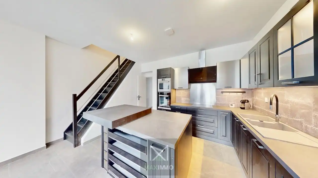 Totaal gerenoveerde woning met garage in het centrum van Lauwe foto {{pictureIndex}}