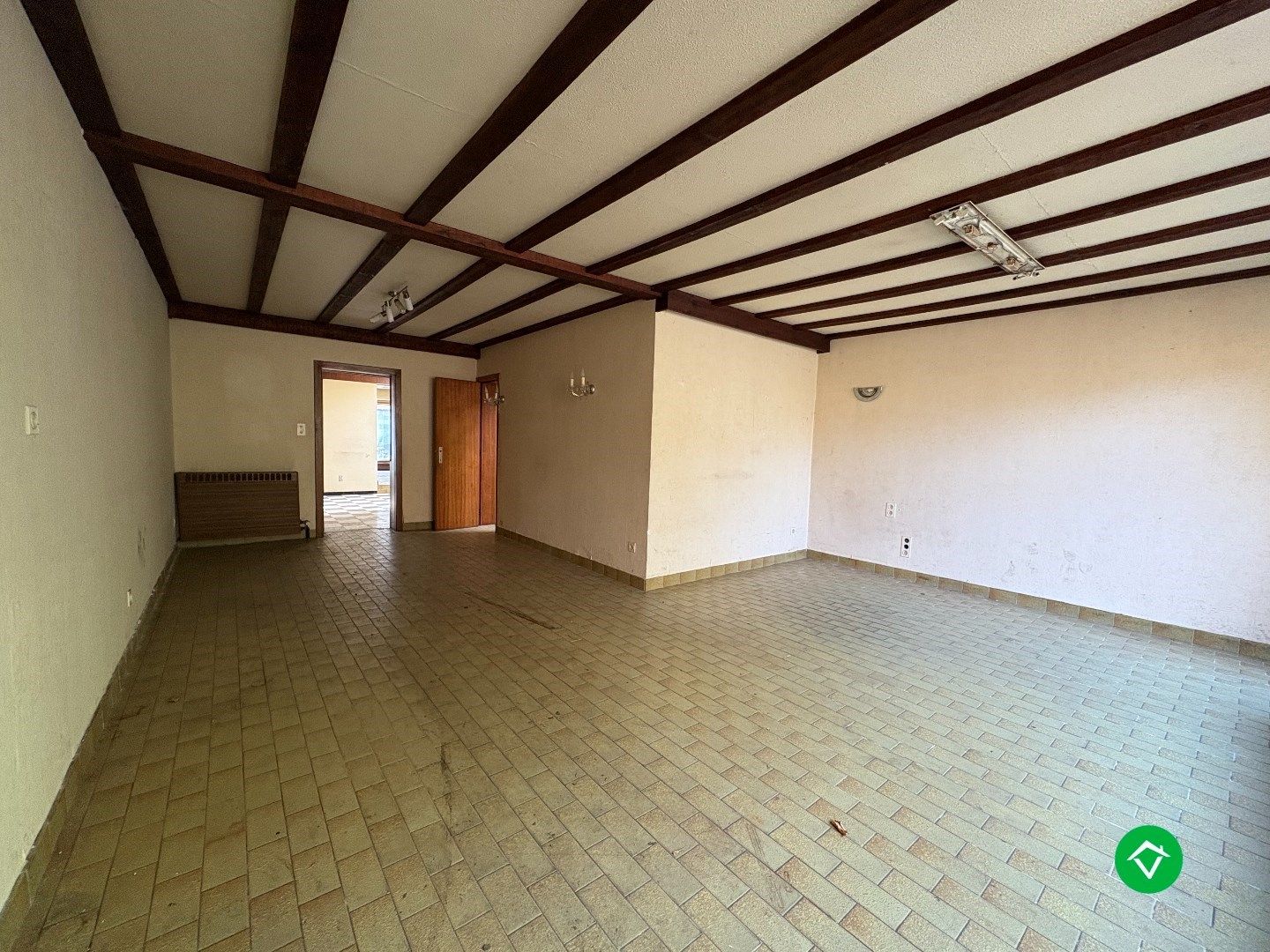 Voormalig handelspand met woonst – totaal te renoveren of te slopen tot projectgrond in centrum Koekelare foto 6