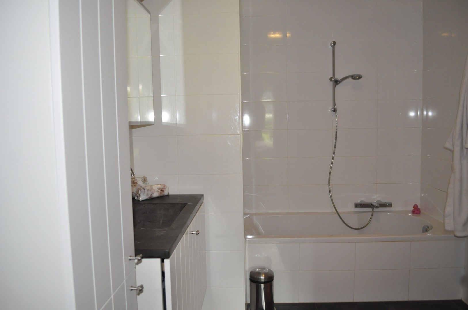 Heel ruim en smaakvol gemeubeld appartement met 3 slaapkamers en tuin foto 13