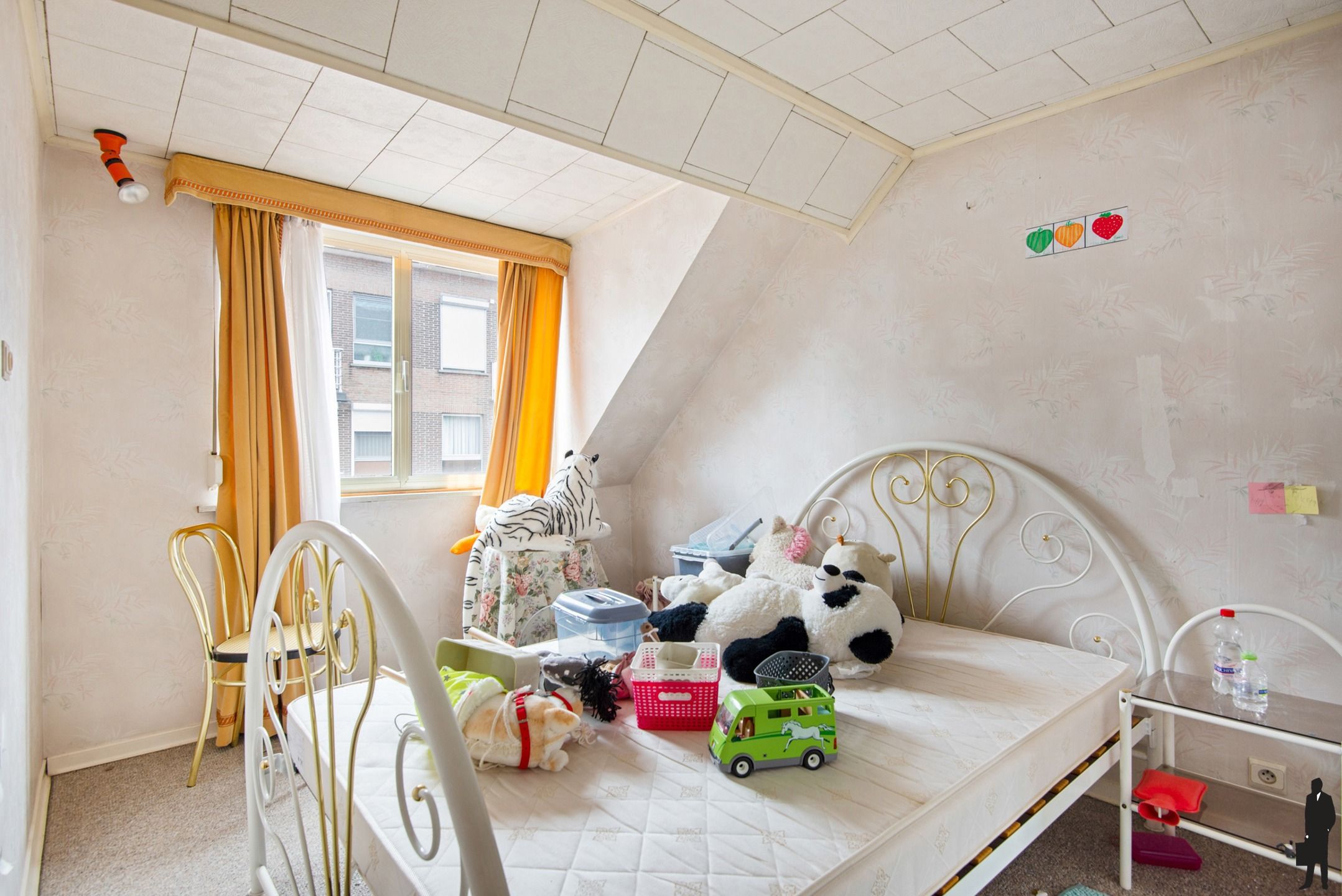 Te renoveren woning pal in het centrum van Hemiksem foto 5