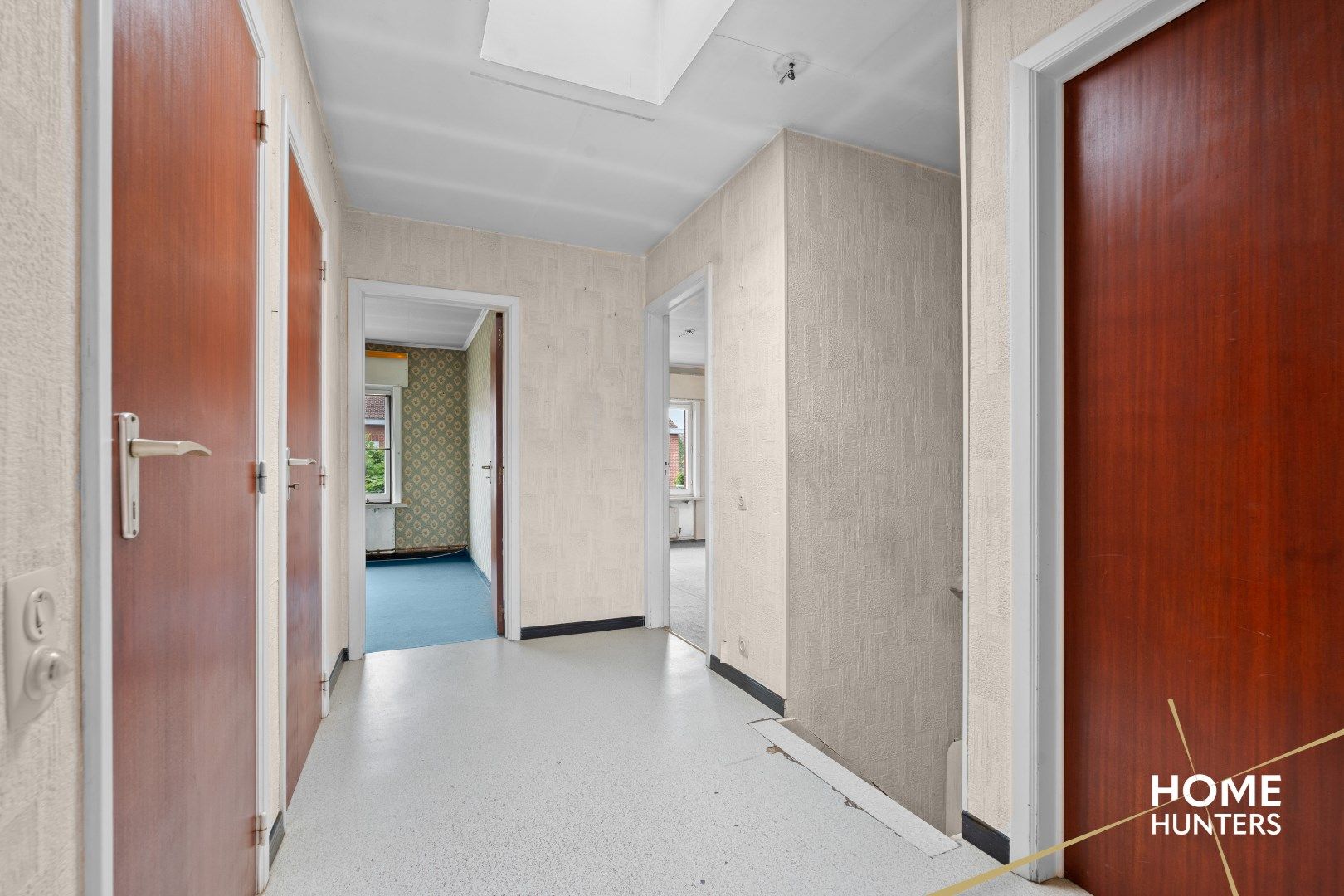 Te renoveren halfopen woning met 4 slaapkamers, 2 garages en veel potentieel te Ieper foto 20