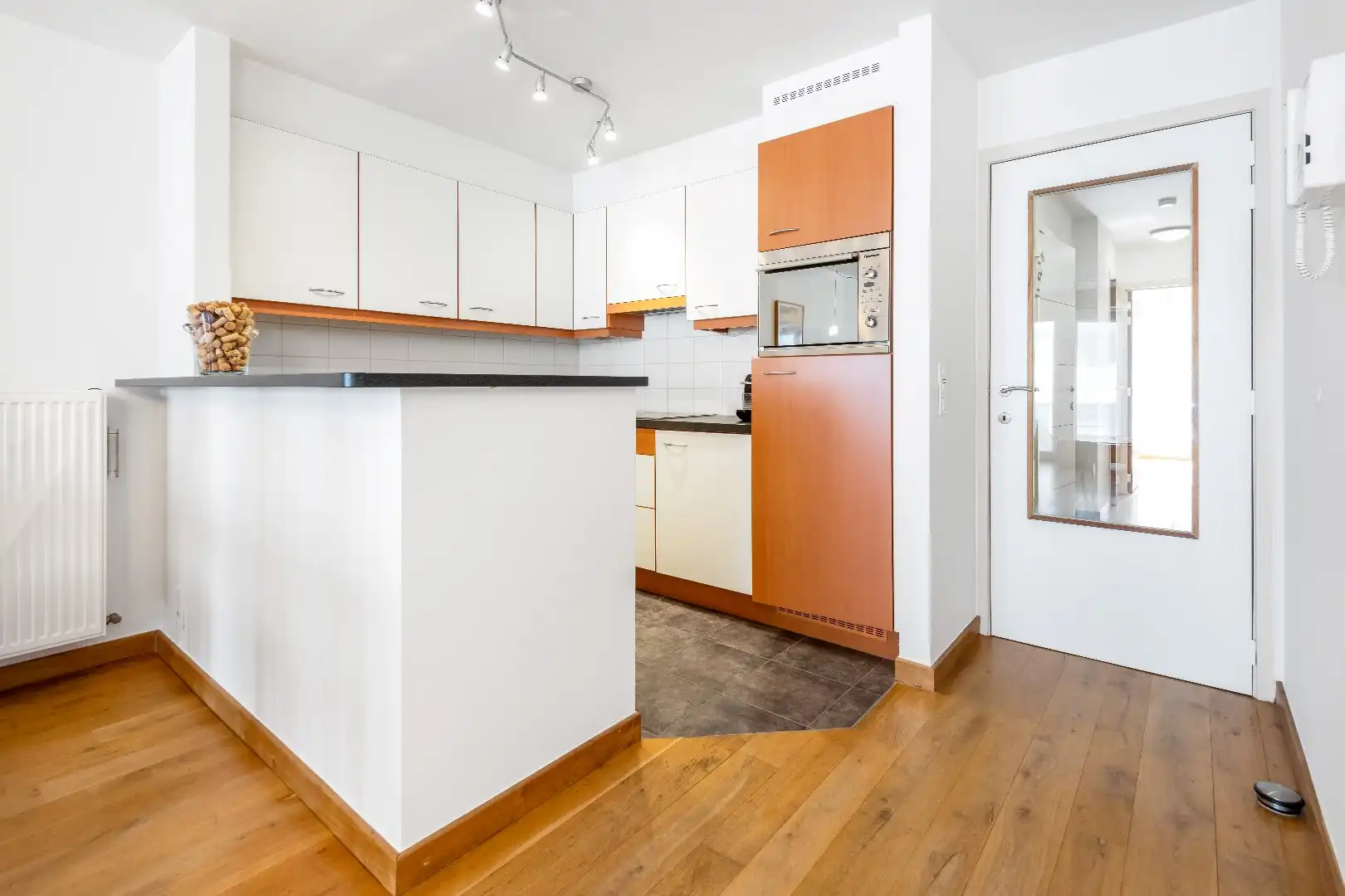 Aangenaam appartement gelegen op de Van Bunnenlaan vlakbij het strand. Ruime, inpandige parking te koop foto 6