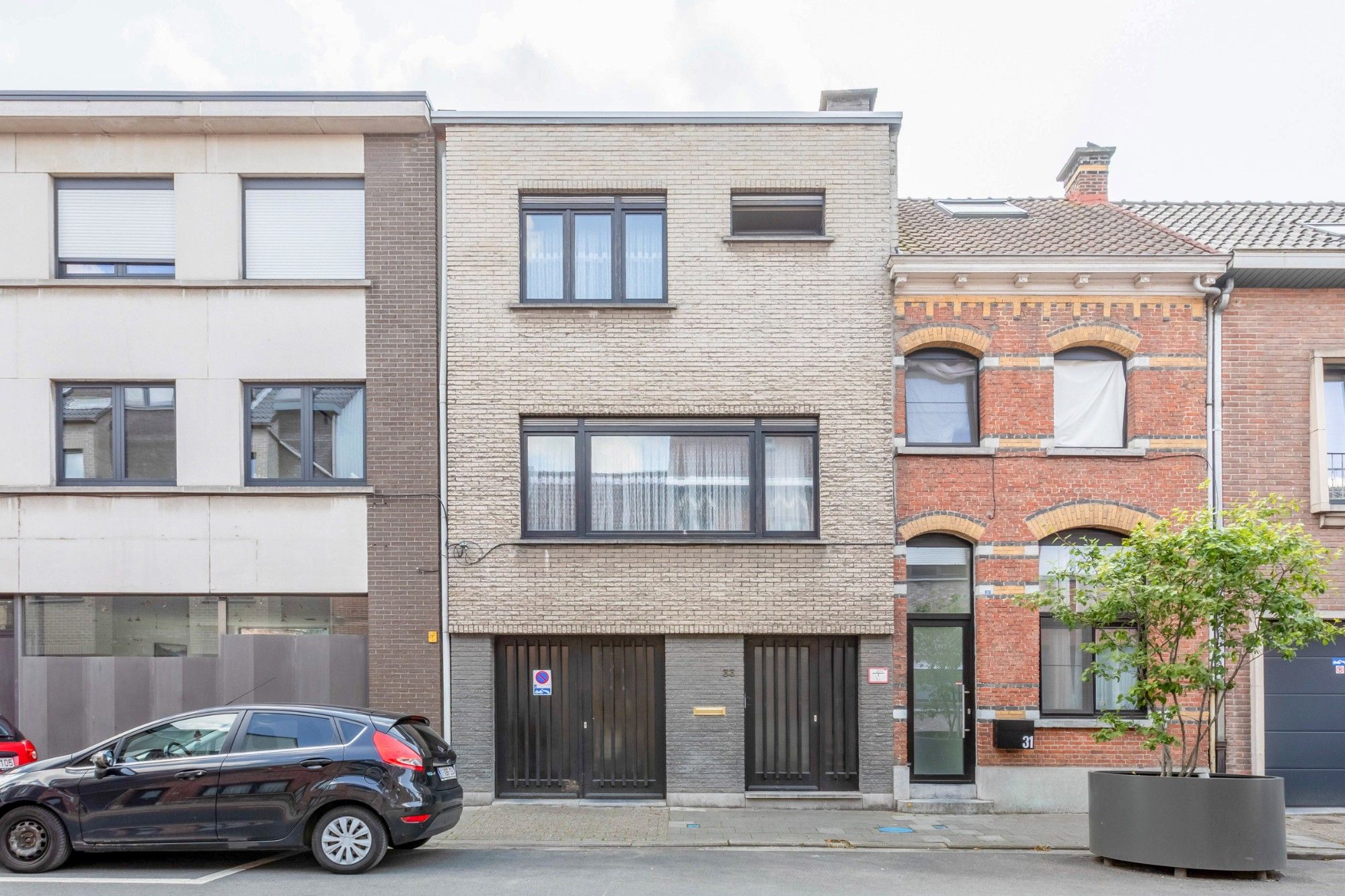 Goed gelegen bel-etage met 2 slaapkamers en inpandige garage foto 1