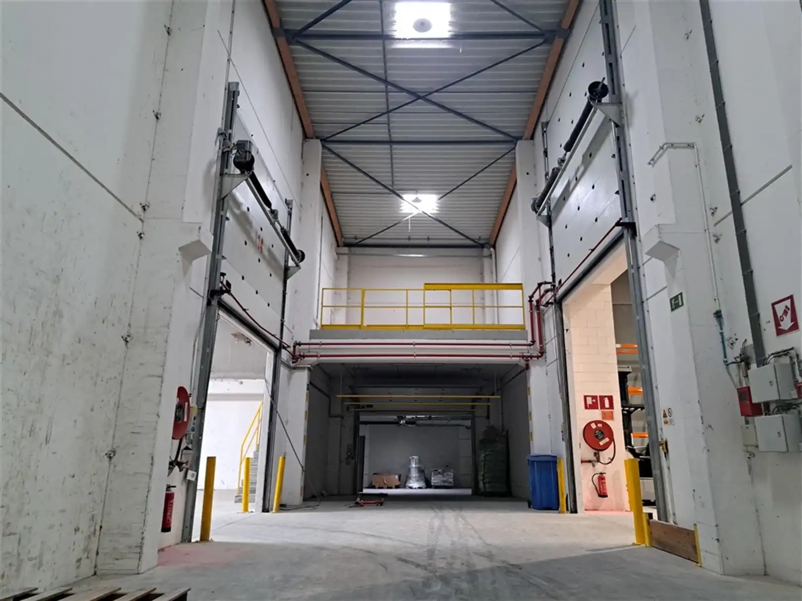 Industrieel gebouw met laadkades en privatief buitenterrein foto 12