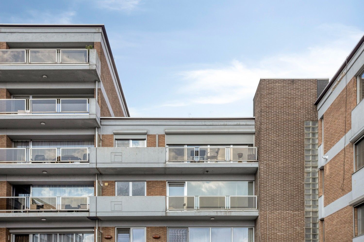 Ruim appartement met 3 slaapkamers en 3 terrassen op de bovenste verdieping in hartje Rekem ! foto 3
