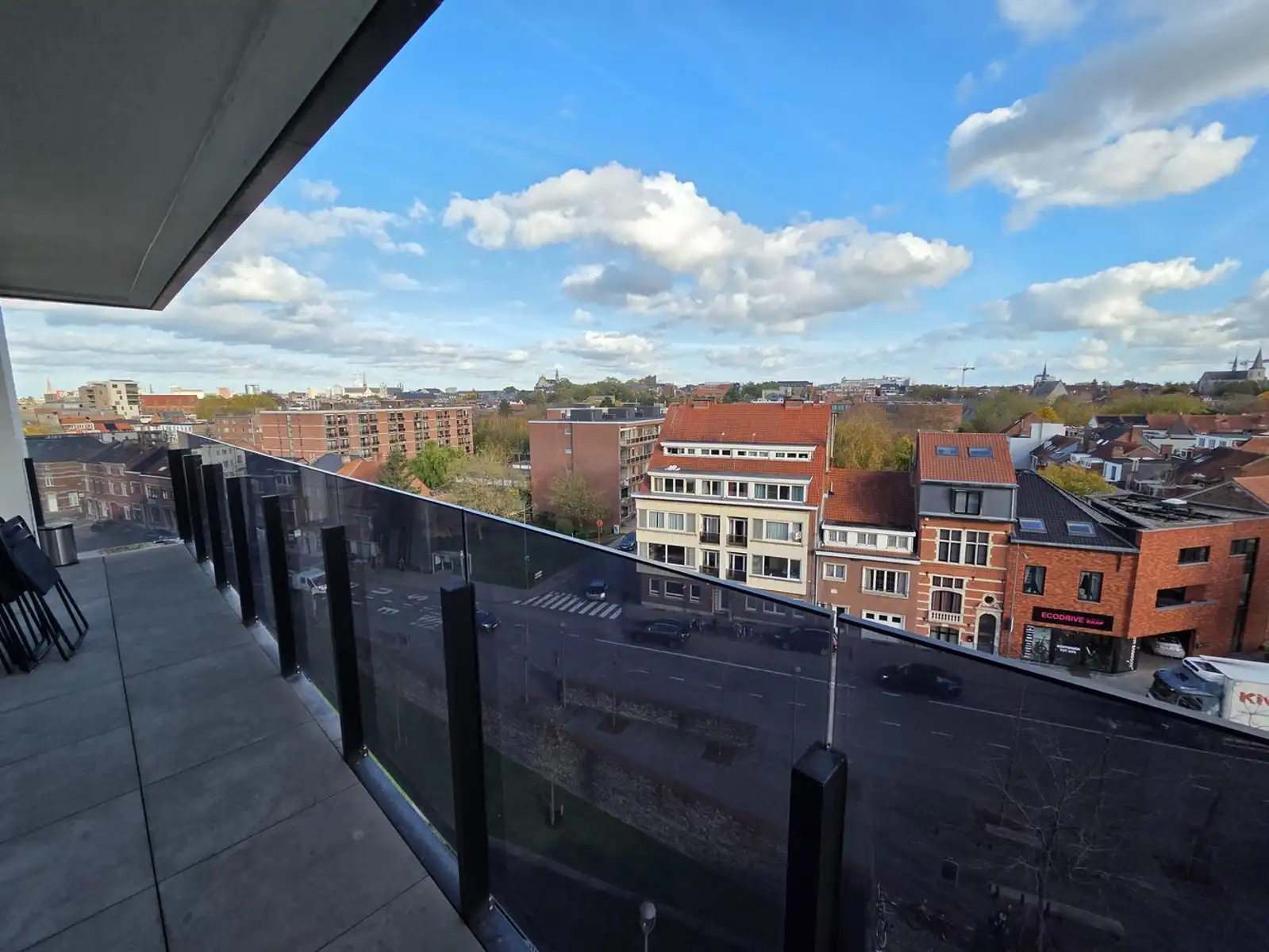 Volledig gerenoveerd tweeslaapkamer appartement inclusief garagebox en terras op toplocatie! foto 2